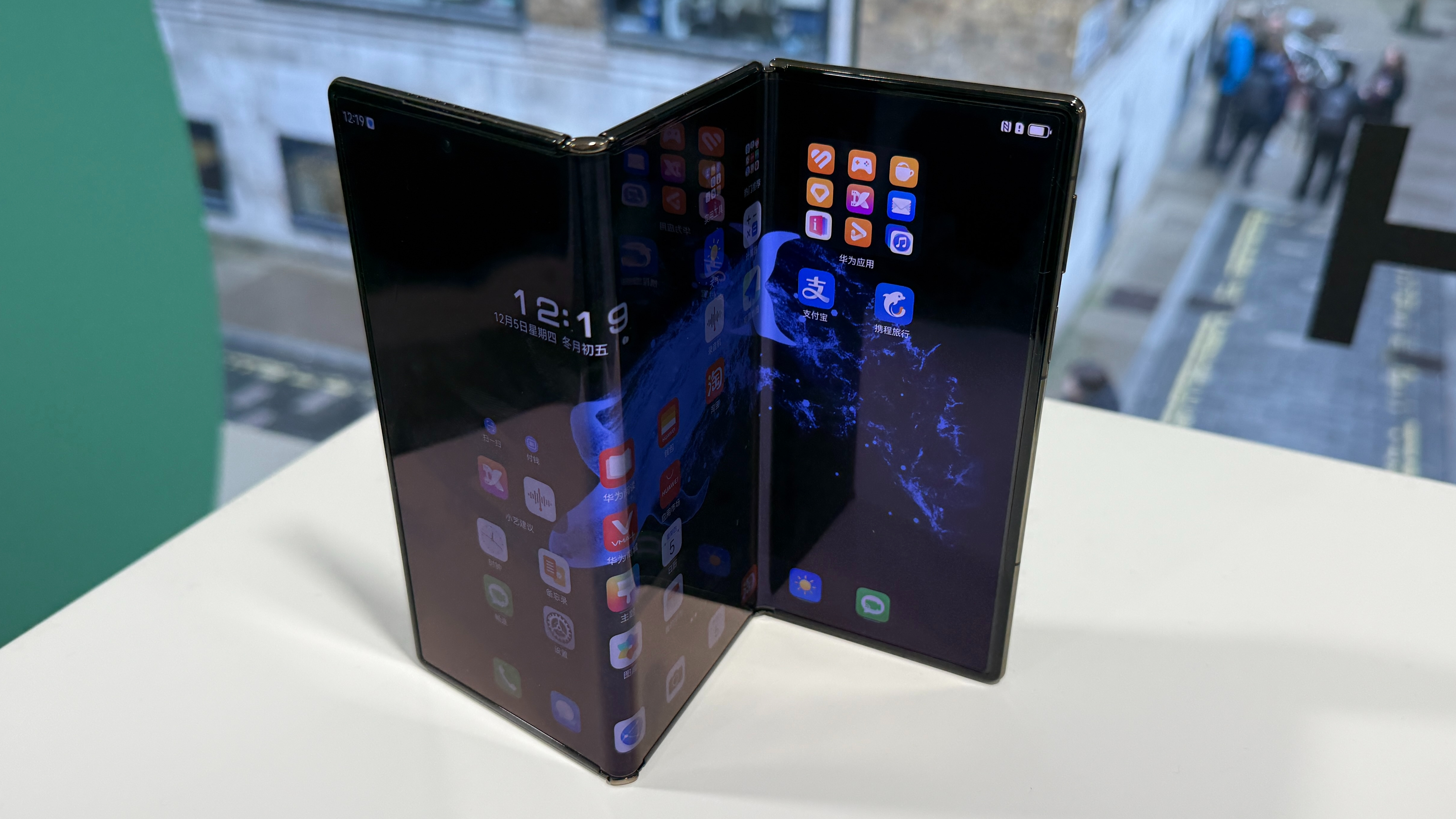 Samsung preparing trifold phone & XR headset